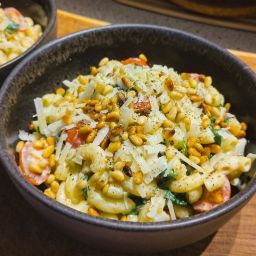 Kraftfutter #01: Ziegenfrischkäse-Spinat-Vollkornpasta mit Kirschtomaten & gerösteten Pinienkernen