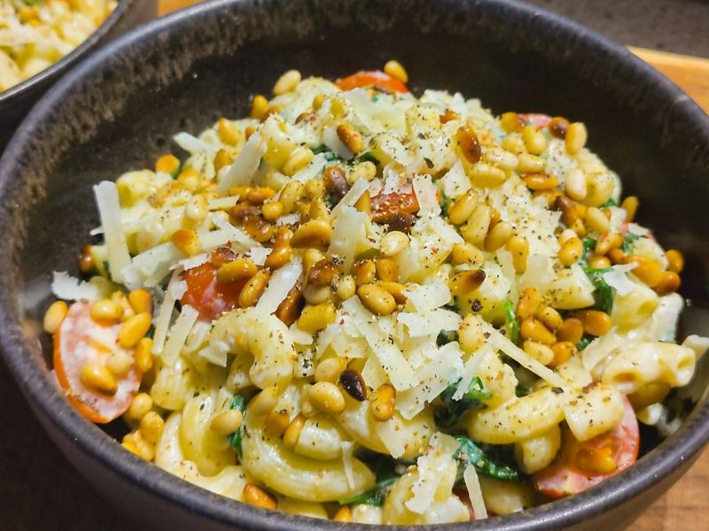 Kraftfutter #01: Ziegenfrischkäse-Spinat-Vollkornpasta mit Kirschtomaten & gerösteten Pinienkernen