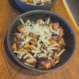 Kraftfutter #02: Rotwein-Gnocchi mit sonnengetrockneten Tomaten, schwarzen Oliven und gerösteten Walnusskernen