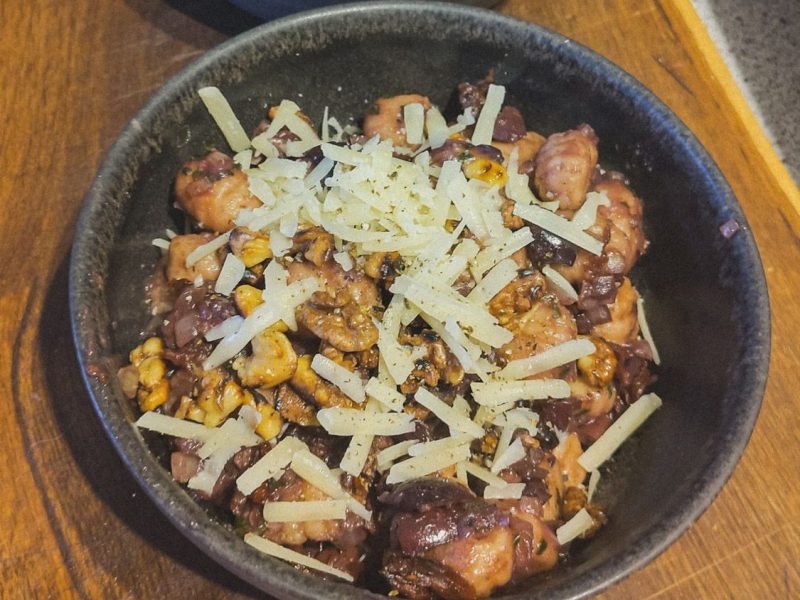 Kraftfutter #02: Rotwein-Gnocchi mit sonnengetrockneten Tomaten, schwarzen Oliven und gerösteten Walnusskernen
